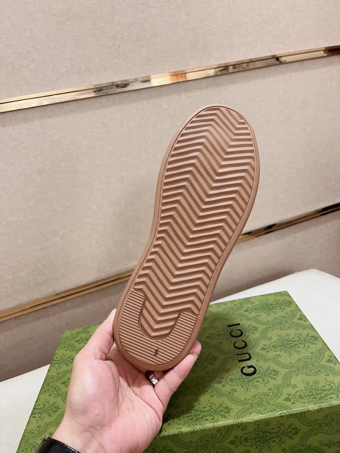 Men's shoes 💰 462 💰 High-quality new GUCCI counters are launched simultaneously. The new men's shoes, 😘fabrics are selected from imported cowhide, and the lining is sheepskin lining. 👍🏿 High-end ☄️ air-cushion molded anti-slip rubber outsole, exquisite lines, simple and elegant, comfortable and high-end for leisure travel. Code number: 38 to 44 (45 can be customized and cannot be returned or exchanged)